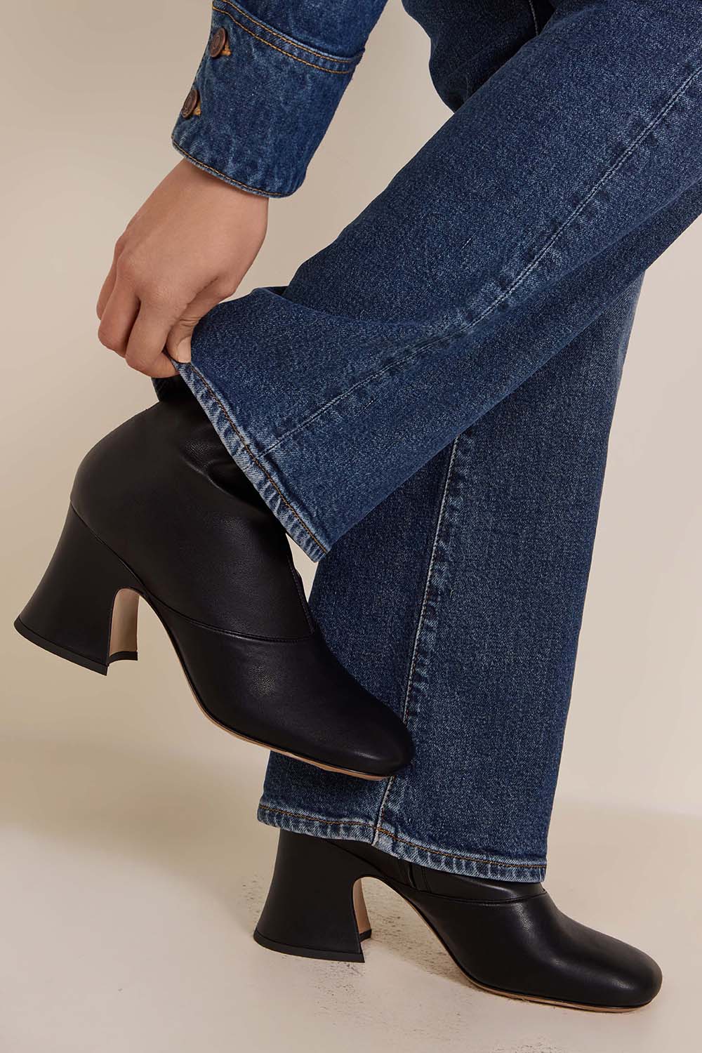 תמונת כל הלוק של מגפי עקב ג'ניס